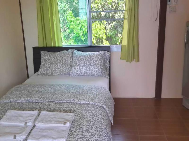 Yellow House Koh Sichang Bagian luar foto